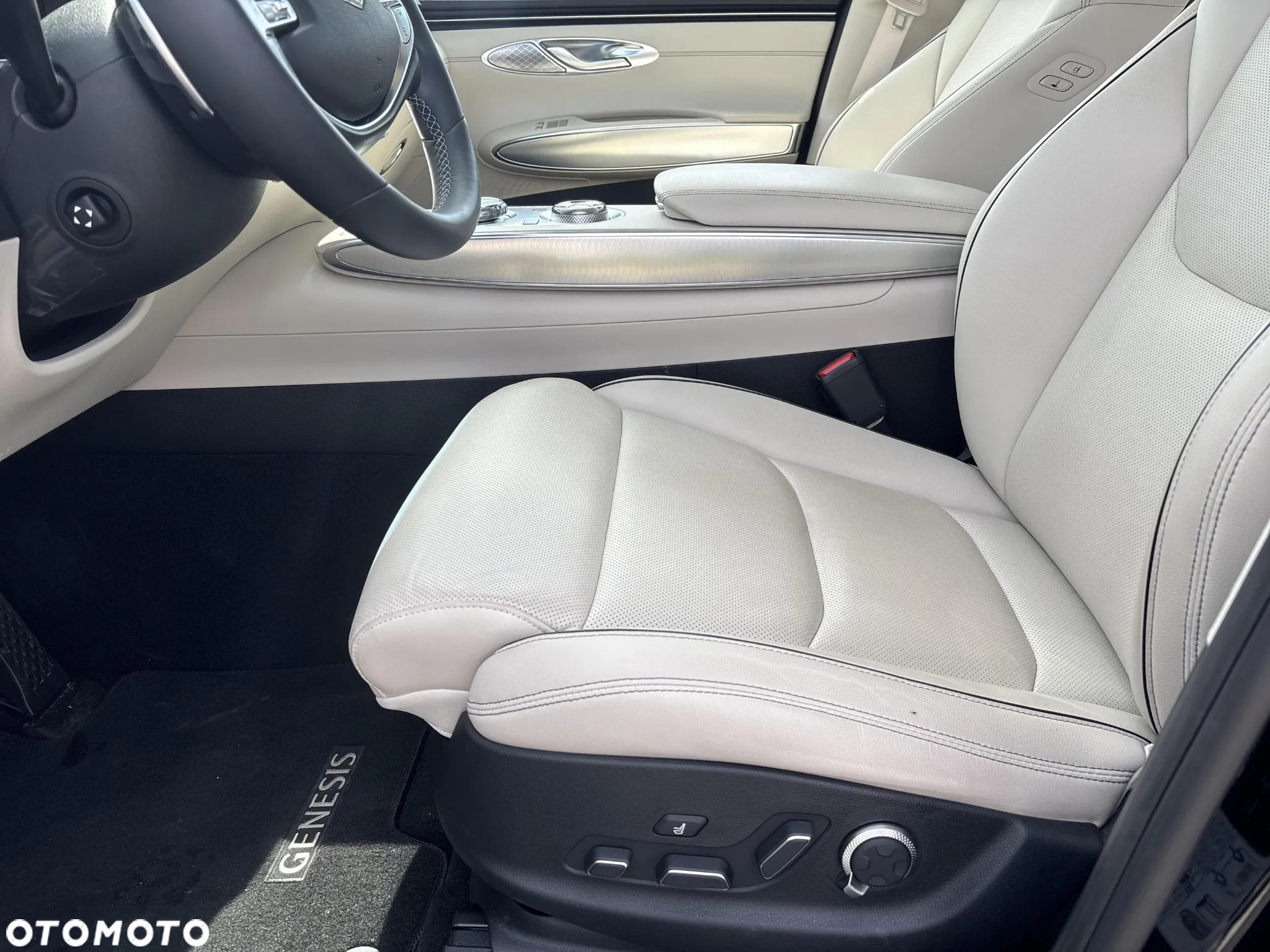 Genesis GV70 2.5T AWD AT8 Luxury Line - 12