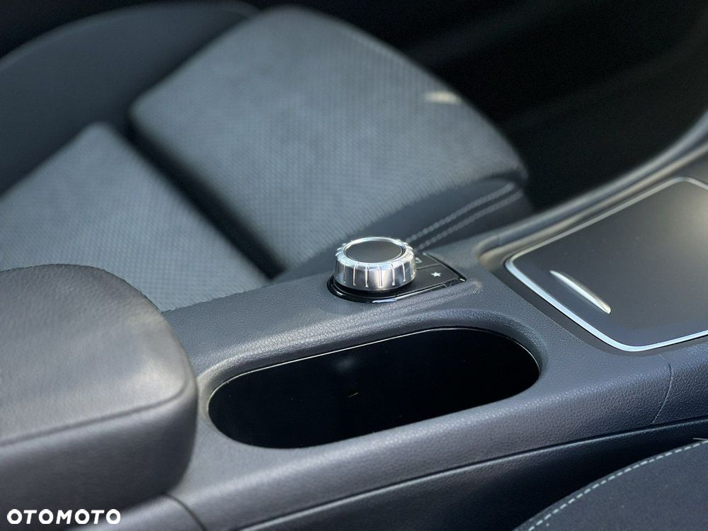 Mercedes-Benz GLA 180 7G-DCT - 20