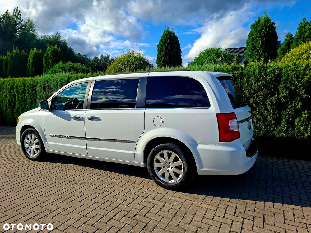 Chrysler Town & Country - 4