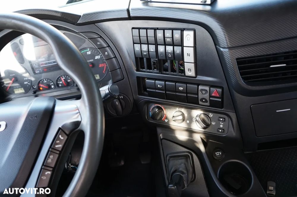 Iveco STRALIS 420 / 6X2 / LIVRARE 6.5m + HDS FASSI. F185 CAPACITATE MAXIMĂ DE ÎNCĂRCARE 5750 KG / RADIOCOMANDĂ / ROTATOARE / ANVELOPE 100% / - 32