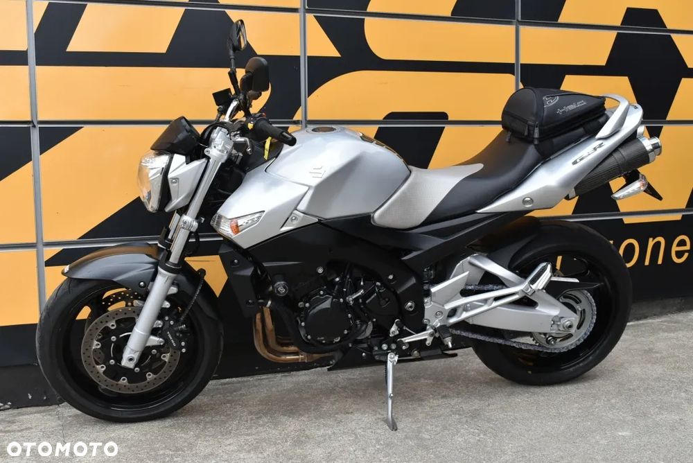 Suzuki GSR - 8