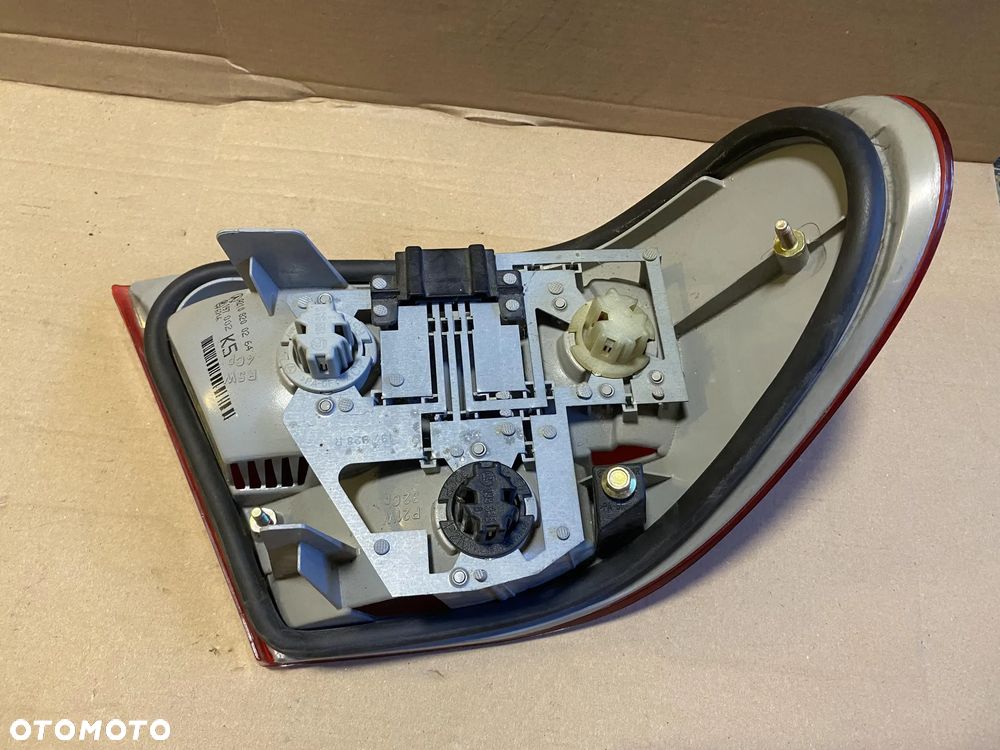 Lampa Mercedes E-Klasa W210 sedan prawa OE - 3