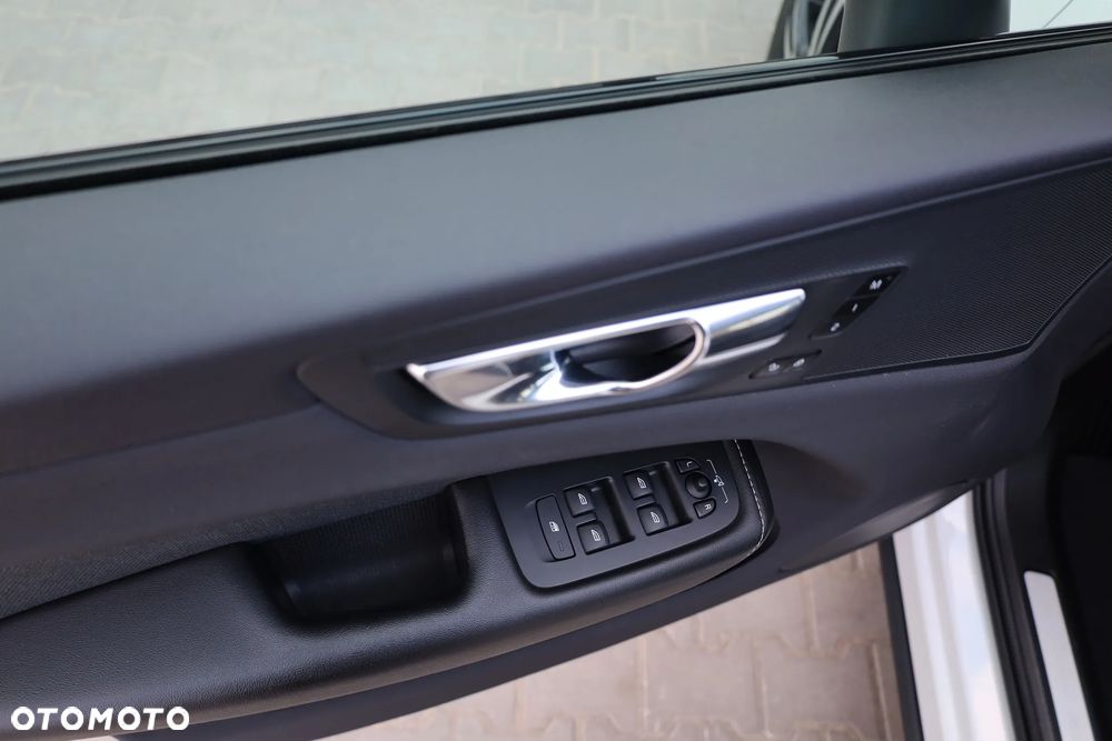 Volvo XC 60 T6 AWD Recharge Geartronic RDesign - 17