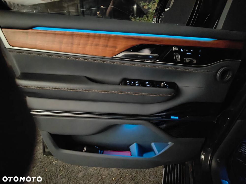 Jeep Grand Wagoneer - 20