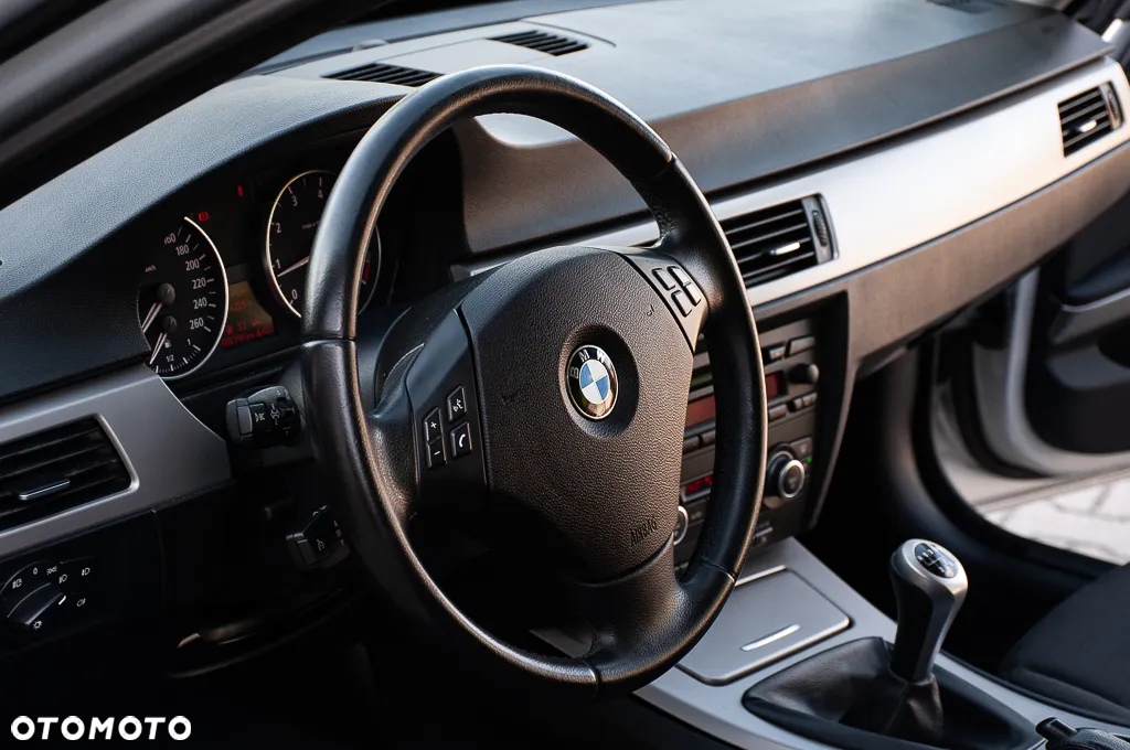 BMW Seria 3 318i Touring - 15