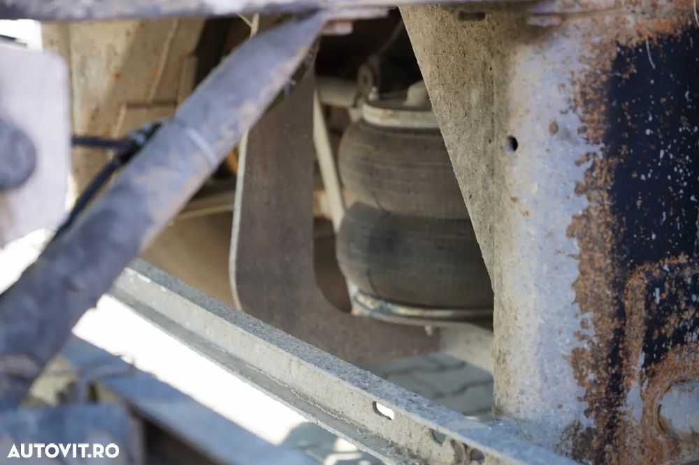 Benalu BENALU / 24 m3 / ALUMINIU / AXĂ RIDICATĂ / GREUTATE: 5.300 KG / PERDĂ ELECTRICĂ / JANTE DIN ALIAJ - 15