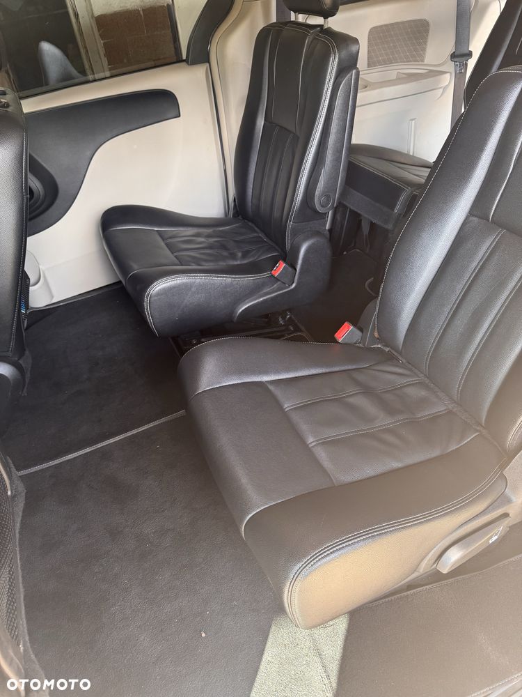 Chrysler Town & Country - 8