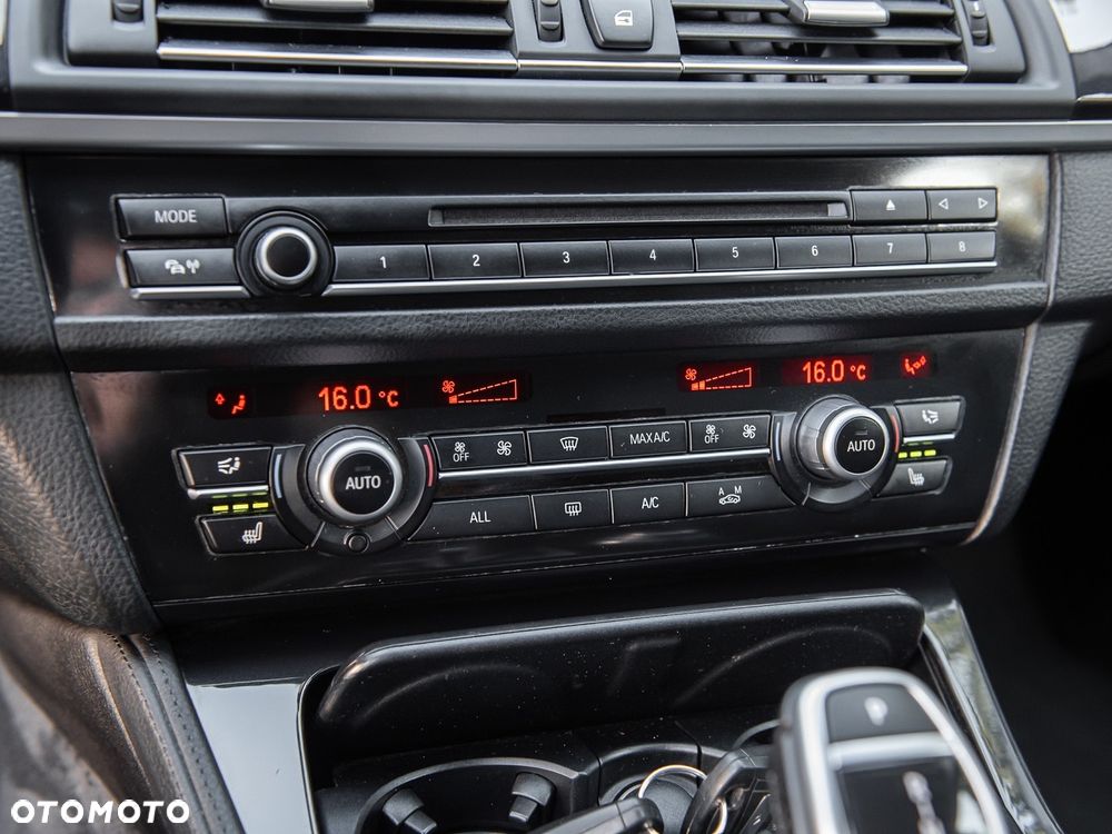 BMW Seria 5 528i xDrive Sport-Aut Luxury Line - 23