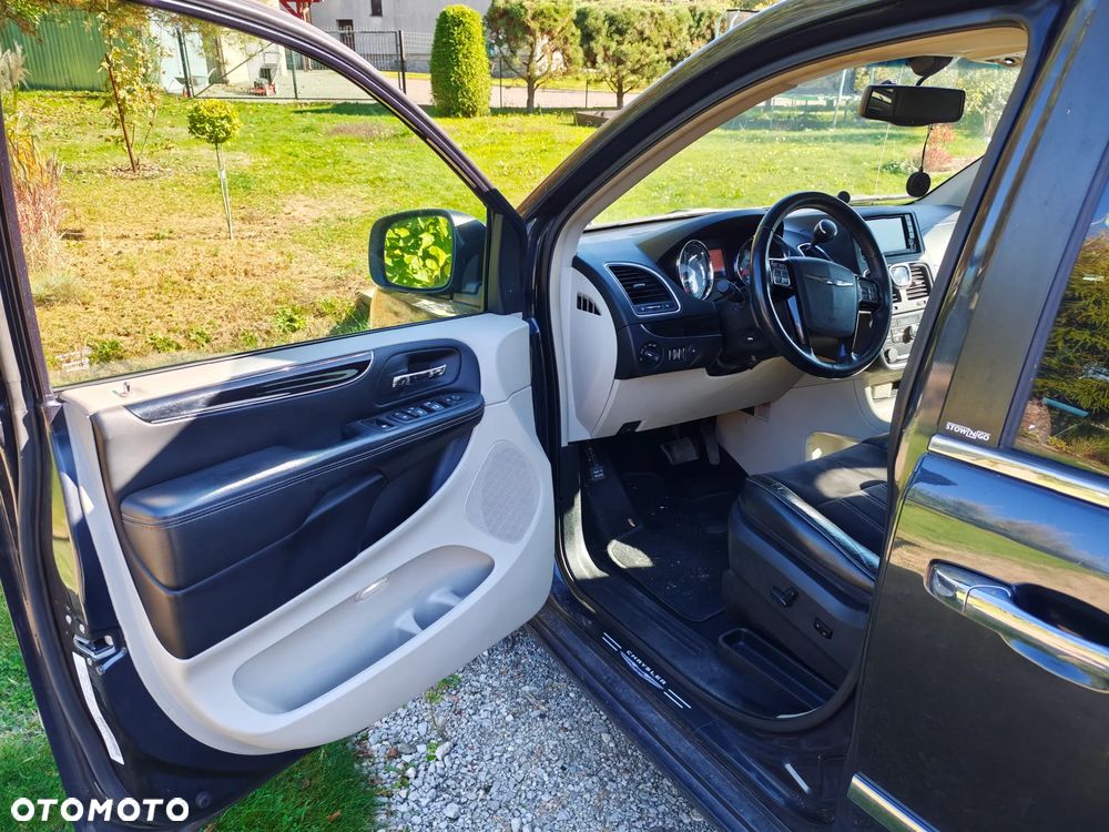 Chrysler Town & Country - 5
