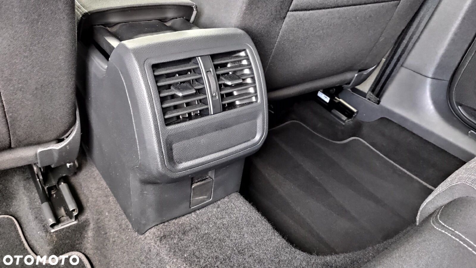 Volkswagen Passat - 32