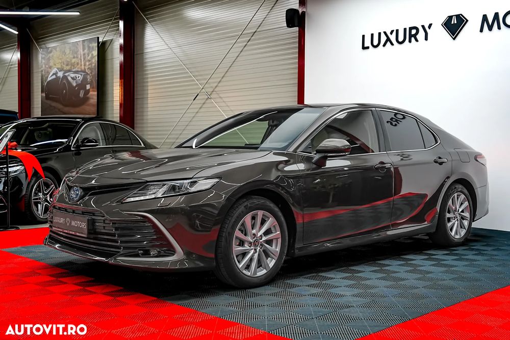 Toyota Camry Luxury - 1