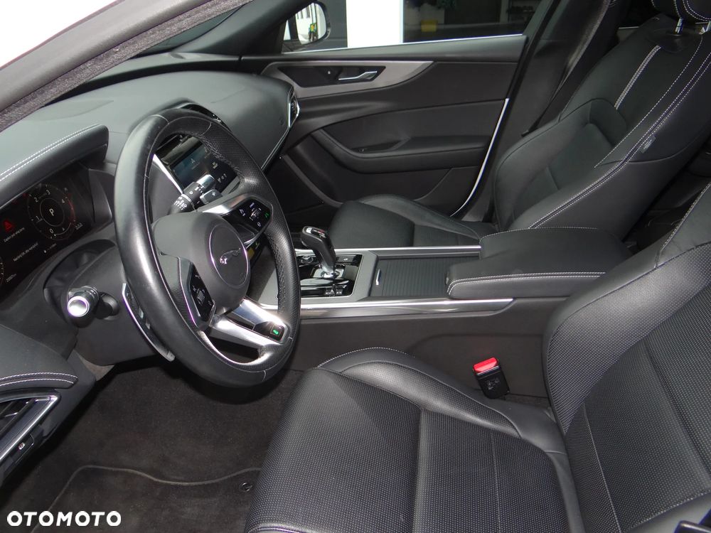 Jaguar XE D200 R-Dynamic S - 8