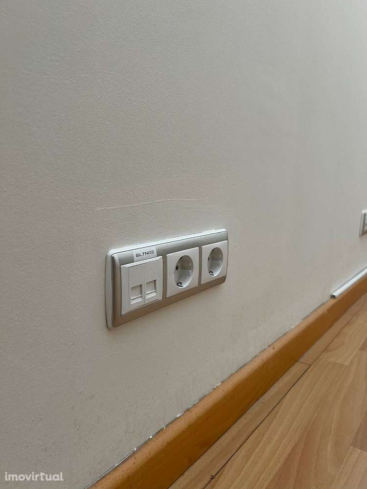 Escritórios com armazém e logradouro - Grande imagem: 2/22