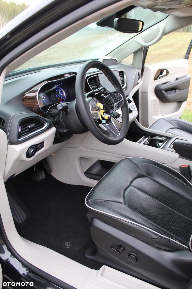 Chrysler Pacifica - 16