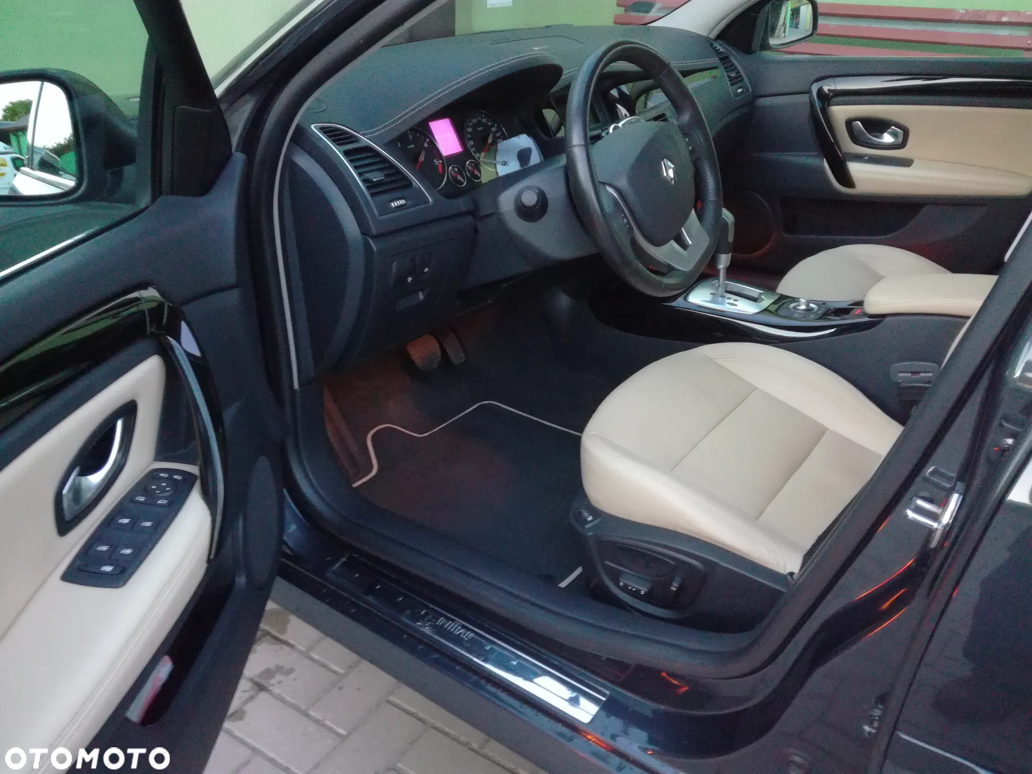 Renault Laguna 2.0 dCi Initiale - 8