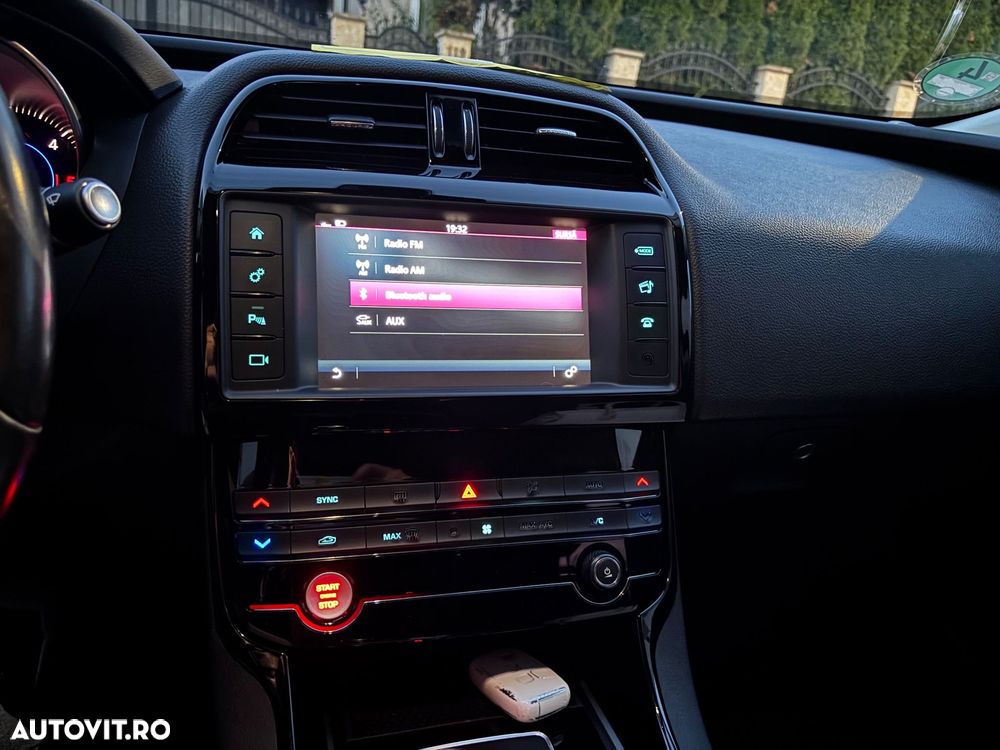 Jaguar XE - 6