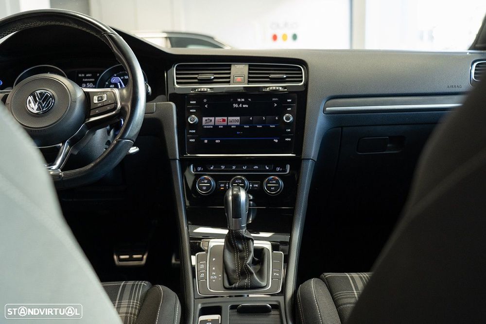 VW Golf 2.0 TDI GTD DSG - 28