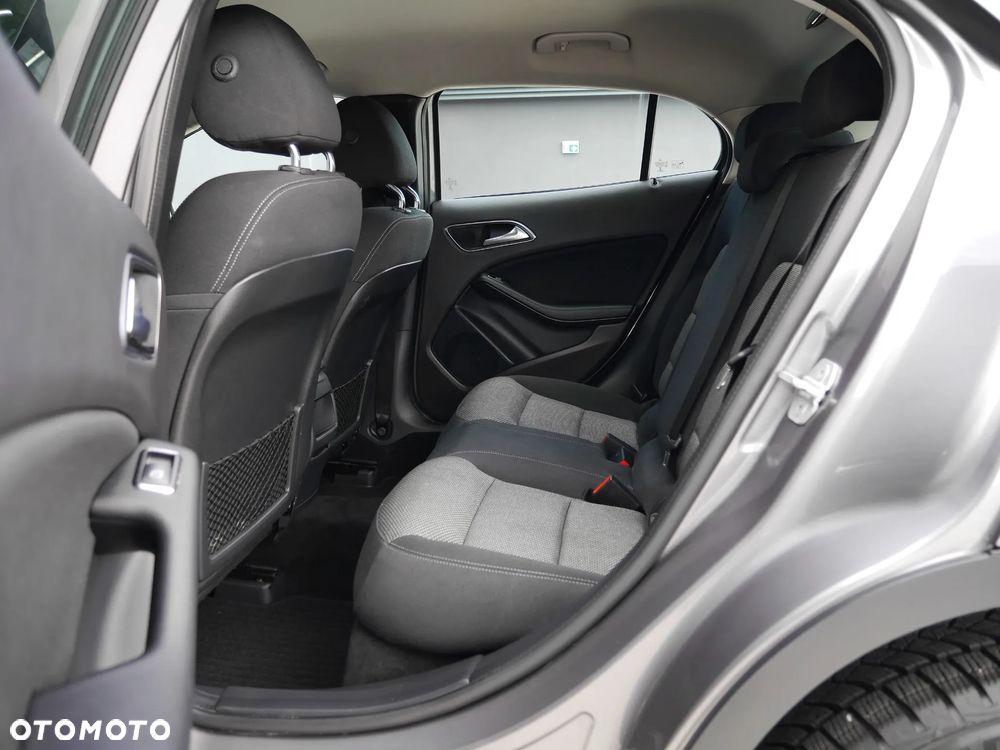 Mercedes-Benz GLA 180 7G-DCT - 26