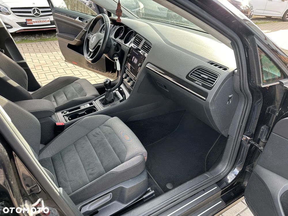 Volkswagen Golf - 22