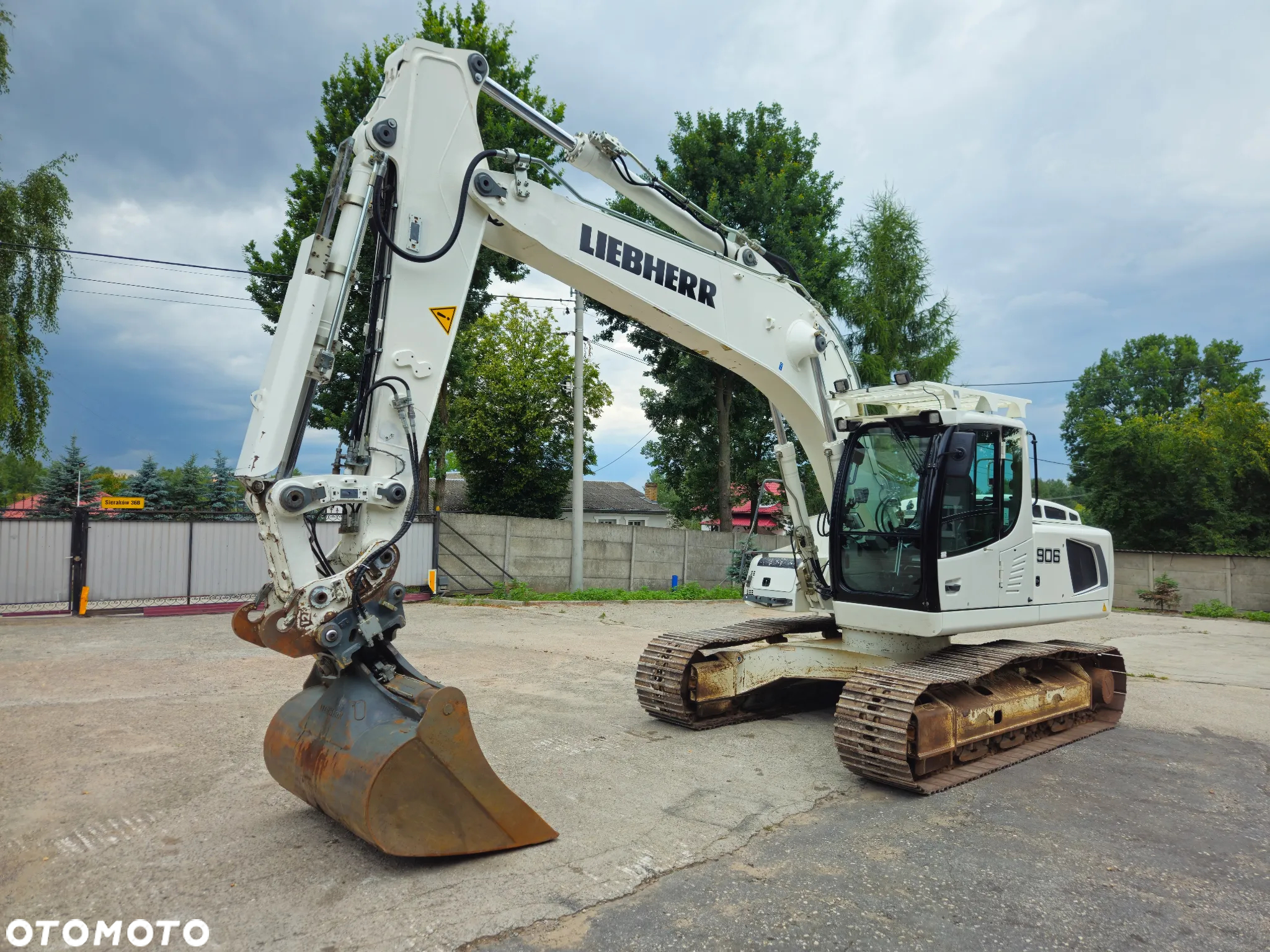 Liebherr R 906 - 2