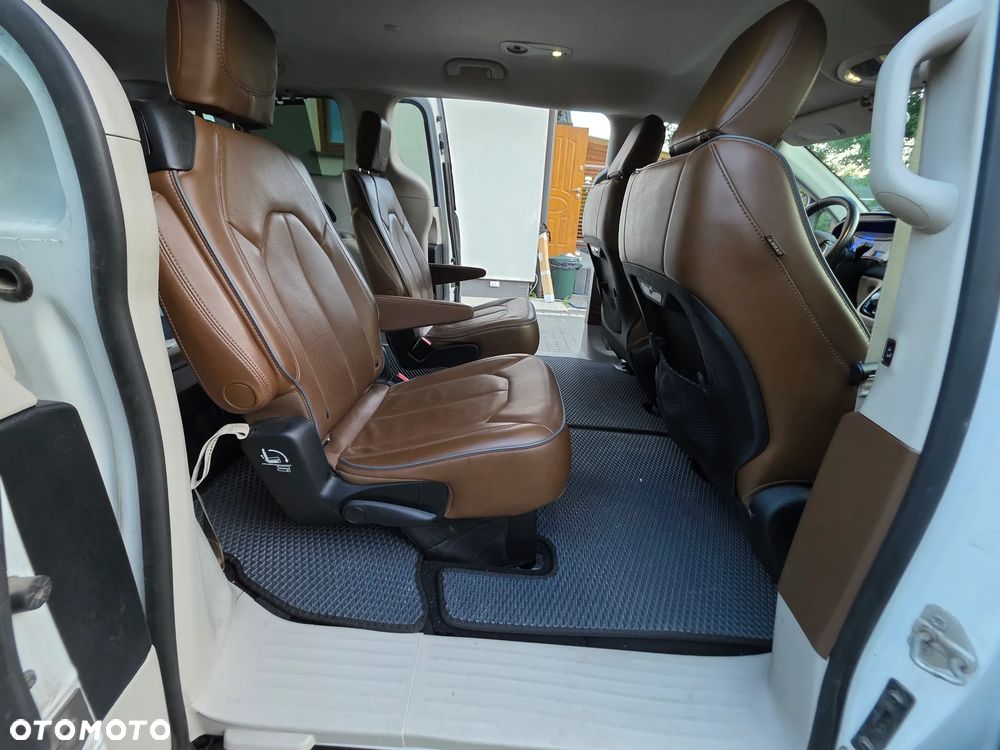 Chrysler Pacifica - 8