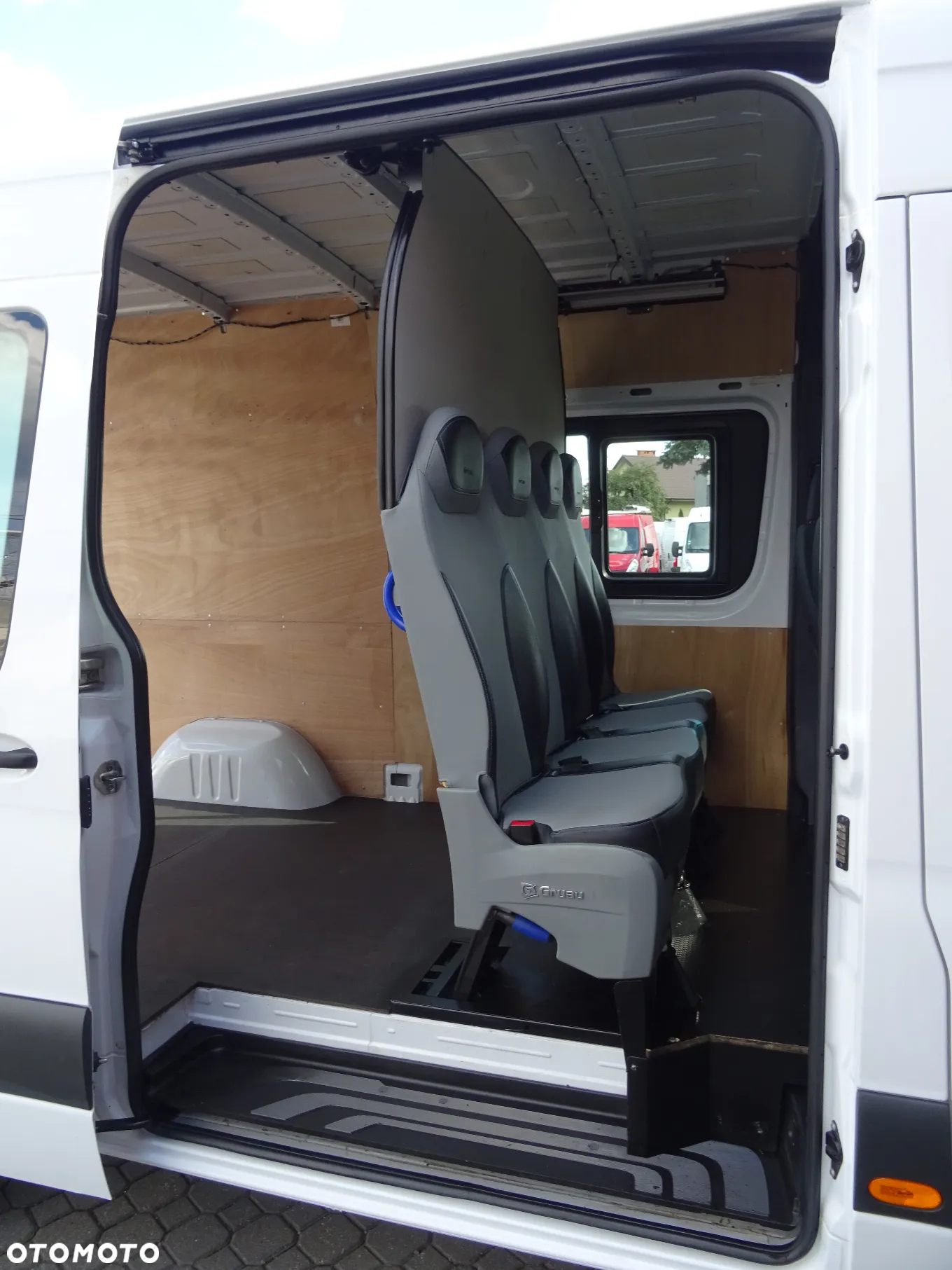 Mercedes-Benz Sprinter - 13