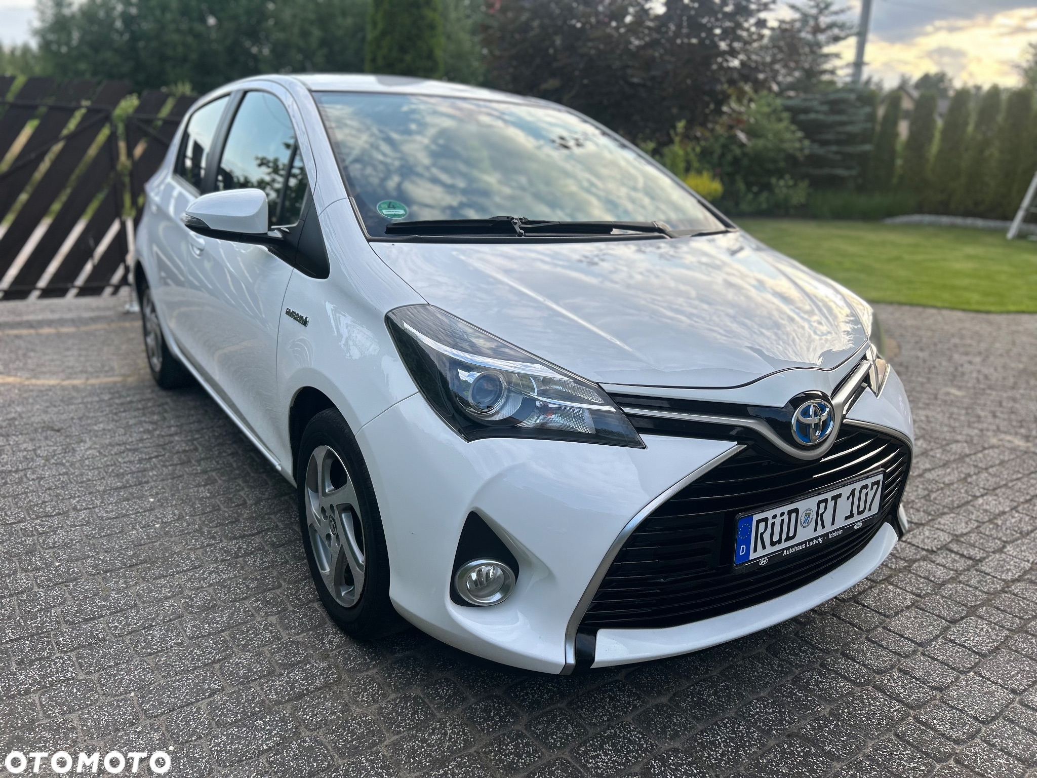 Toyota Yaris Hybrid 100 Premium - 2