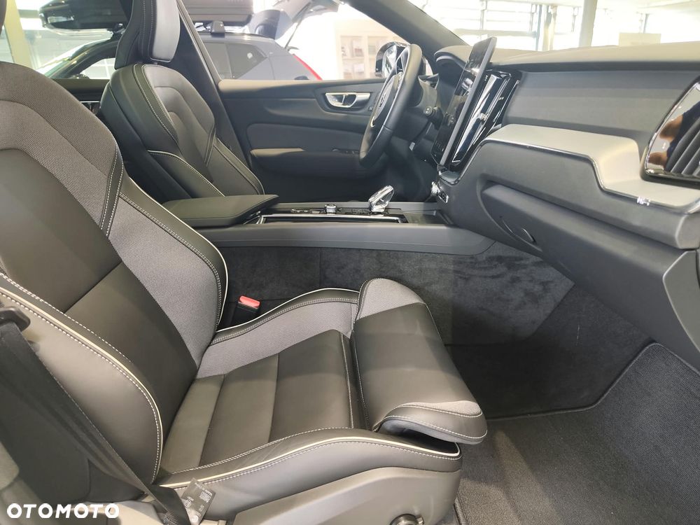 Volvo XC 60 T6 Plug-In Hybrid AWD Ultra Dark - 29