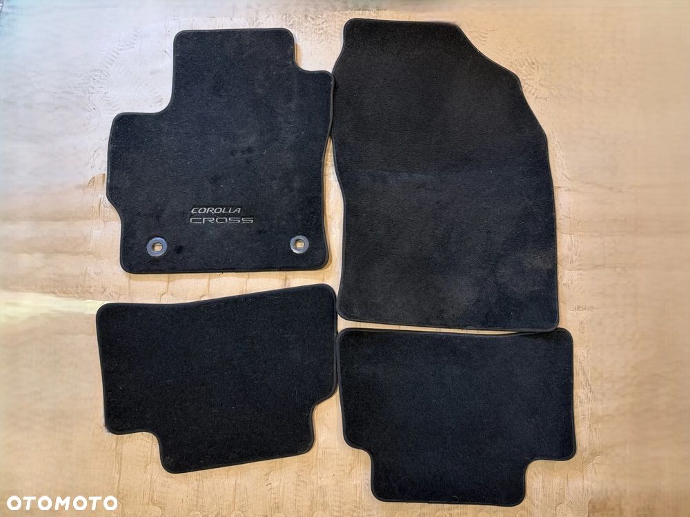 Dywaniki welurowe PW210-16001 komplet Toyota Corolla Cross OE - 1