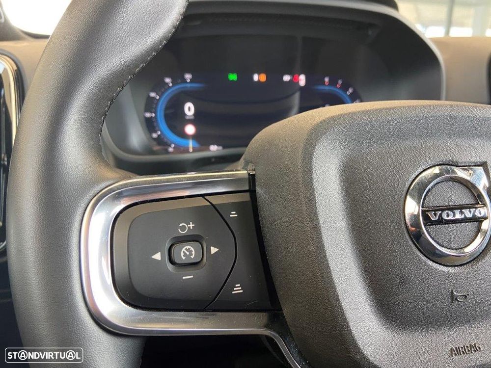Volvo XC 40 2.0 B3 Plus Dark - 25