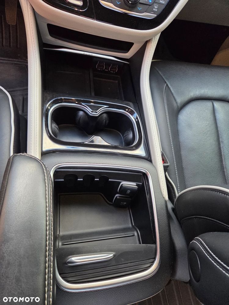 Chrysler Pacifica - 16