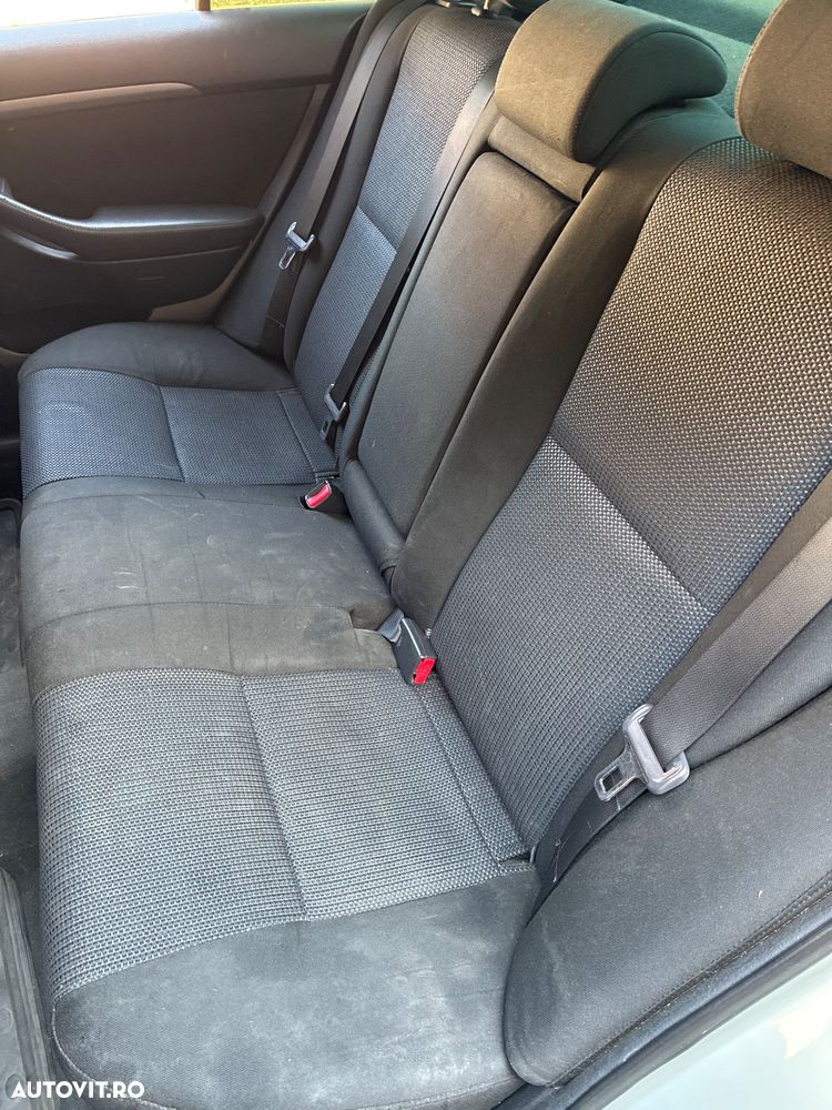 Toyota Avensis 1.8 Sdn. Sol - 11