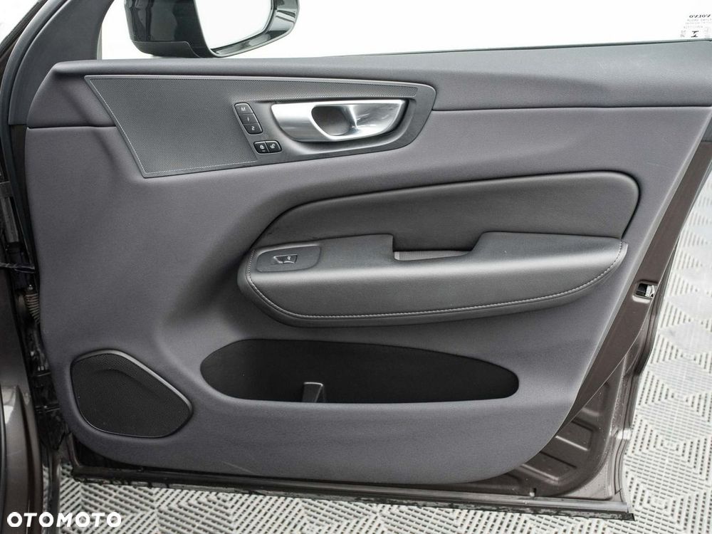 Volvo XC 60 B4 B Plus Dark - 30
