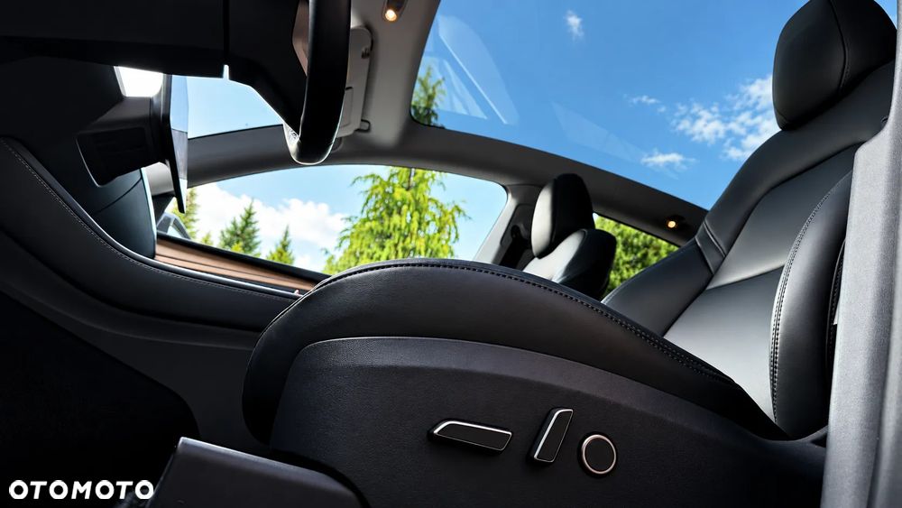Tesla Model Y Performance AWD - 14