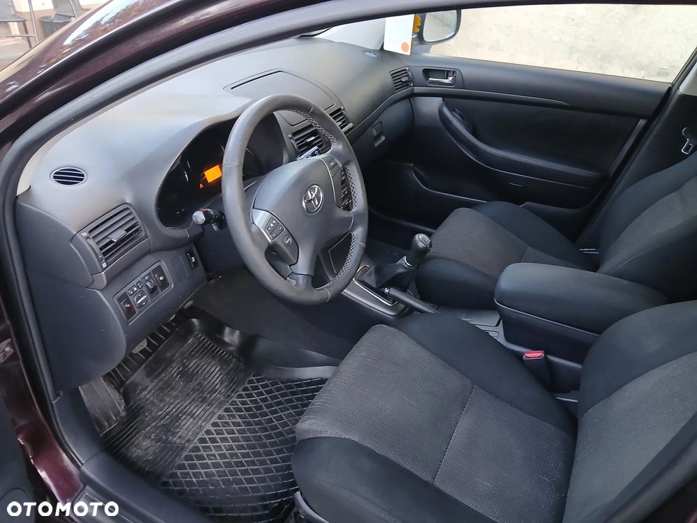 Toyota Avensis - 12