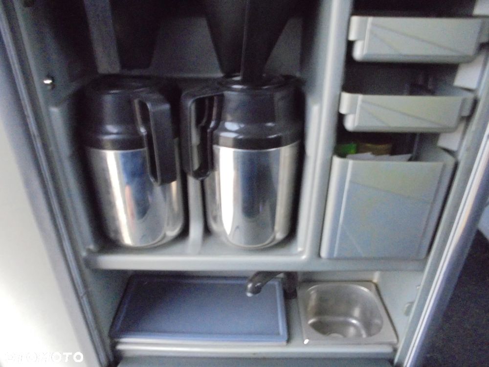 MAN R07 Lions Coach - 16