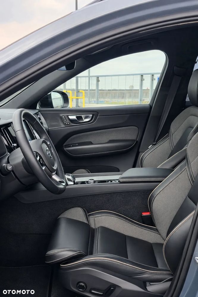 Volvo XC 60 B4 B Plus Dark - 23