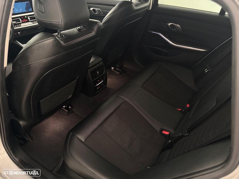 BMW 318 d Touring Line Sport Auto - 24