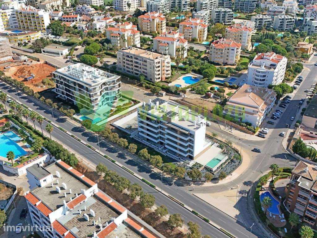 T3 Novo com Duas Suítes, Dois Pátios Privativos e Piscina Infinita ... - Grande imagem: 3/31