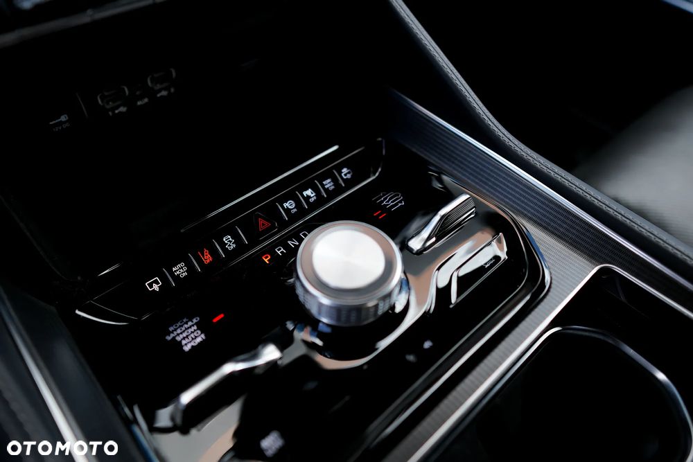 Jeep Grand Wagoneer - 39