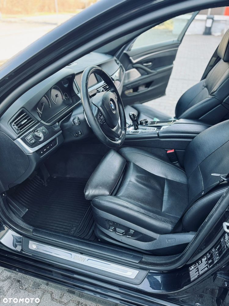 BMW Seria 5 525d xDrive - 13