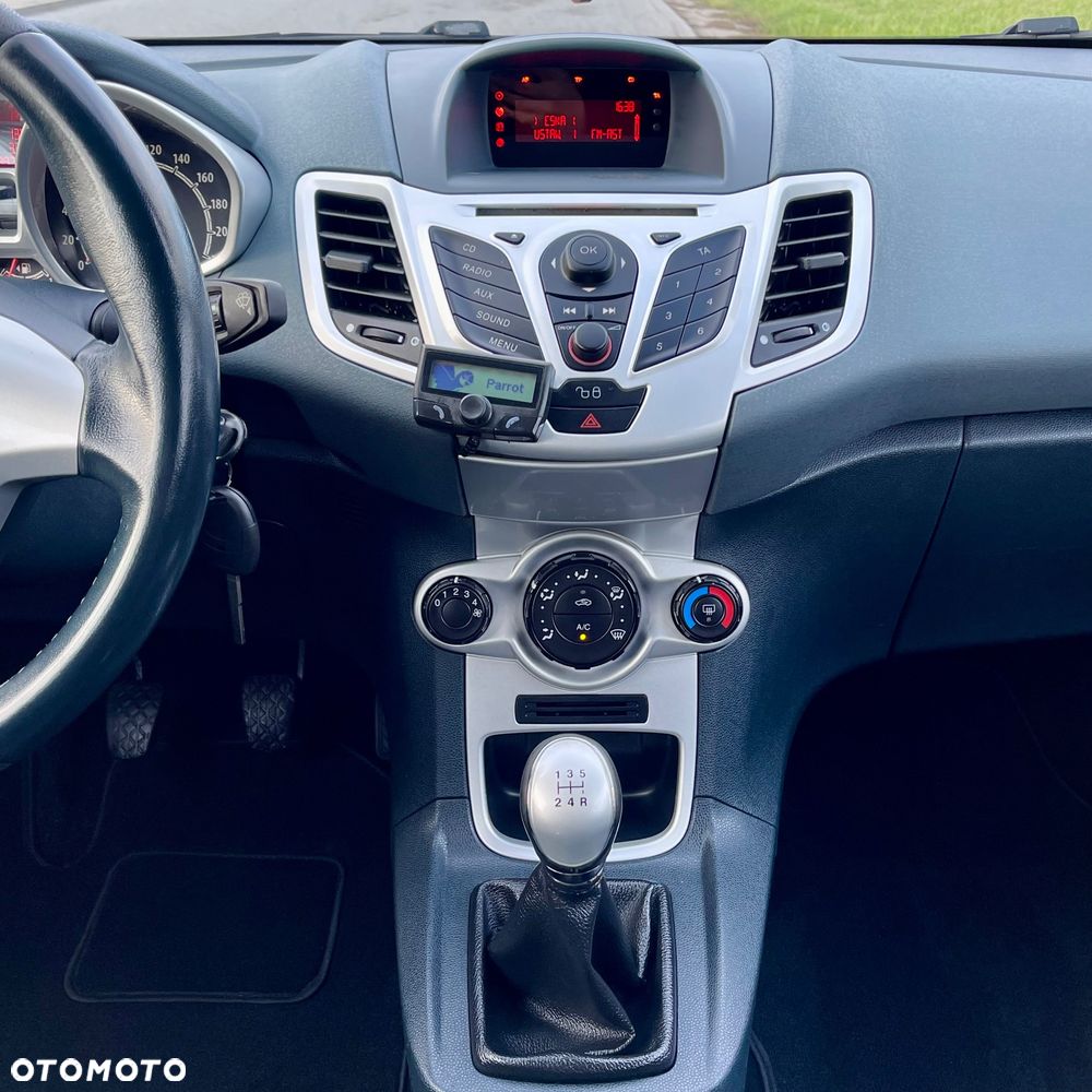 Ford Fiesta 1.25 Ghia - 11