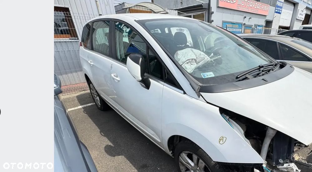 Silnik Peugeot 5008 2012 poj. 1.6 EHDI kod silnika 9HR - 8