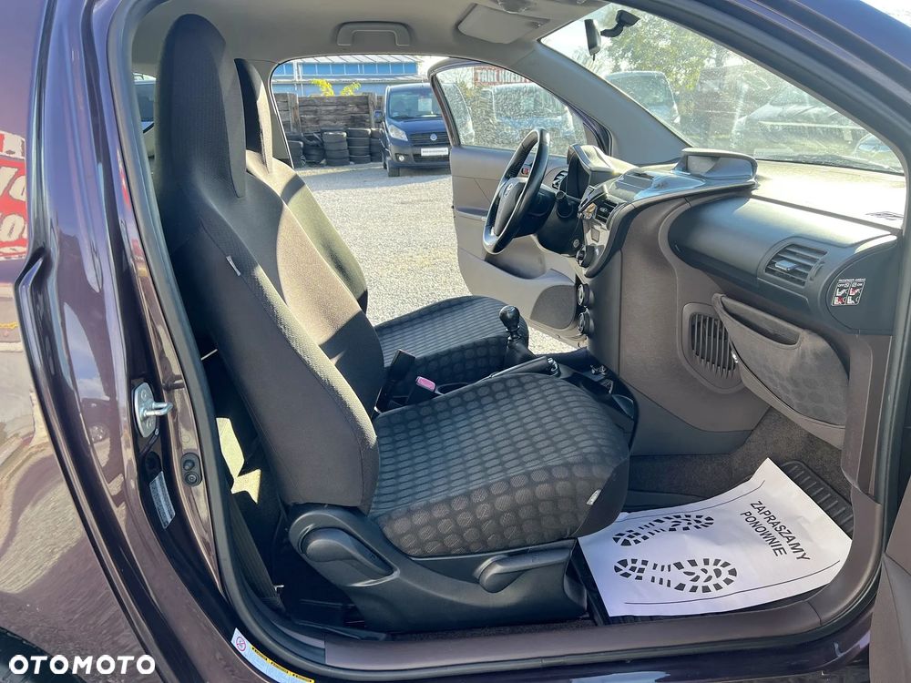 Toyota iQ - 12