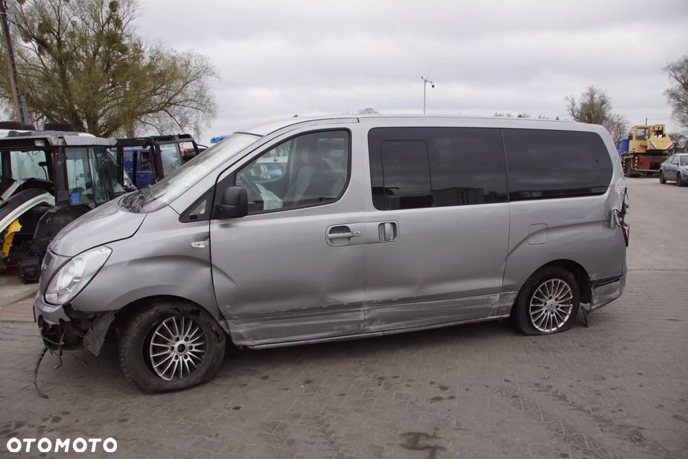 Auto na części - Hyundai H1 II 2.5 CRDI 170 KM D4CB YCQA2 P2S 2012R Silnik Skrzynia Drzwi Maska Błotnik Zderzak Klapa Lusterko Klamka Szyba Deska Kokpit Sterownik Moduł Czujnik Licznik Panel Kierownica - 2