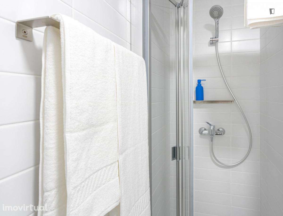 Quarto - localizado em Benfica Lisbon - Grande imagem: 3/4