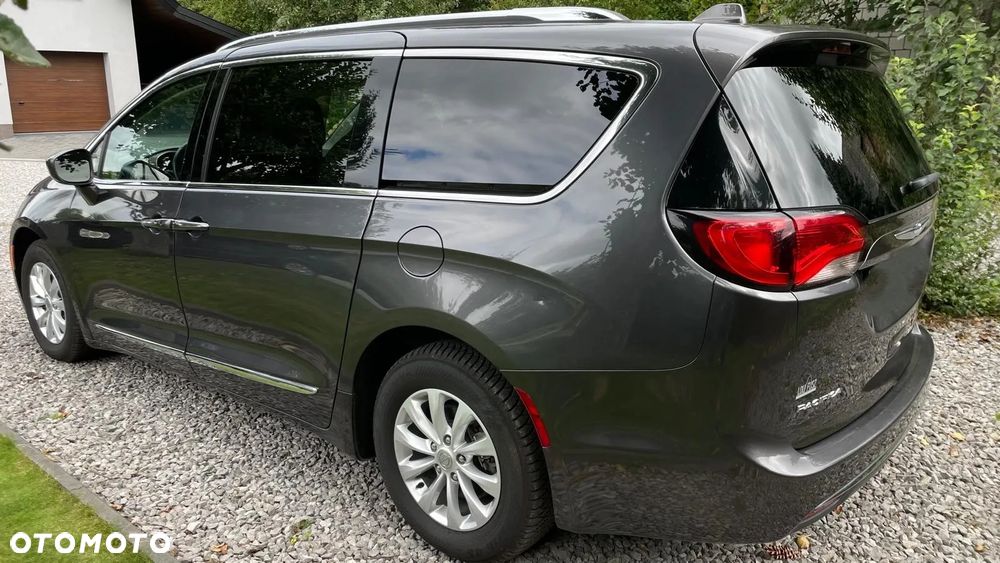 Chrysler Pacifica - 5