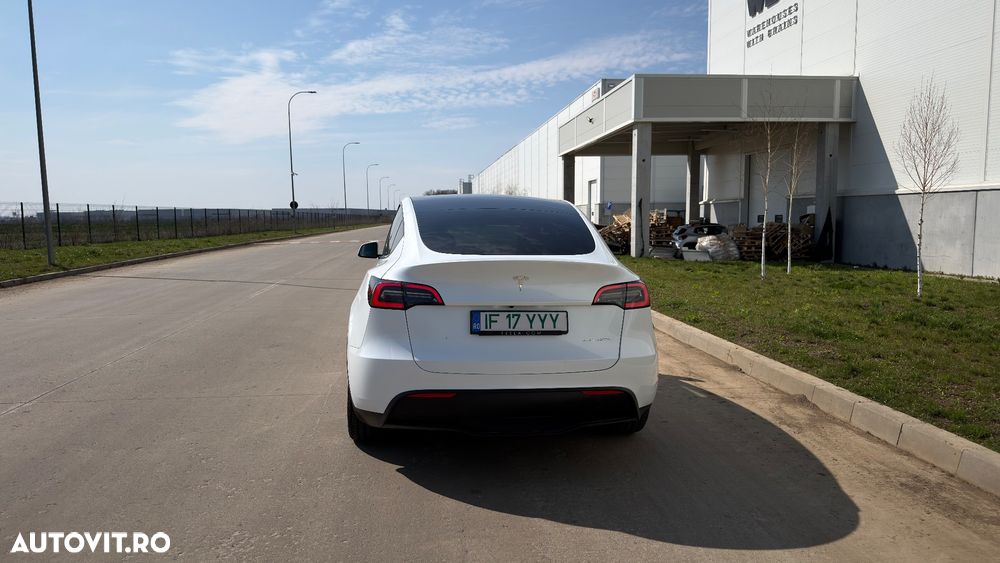 Tesla Model Y - 10
