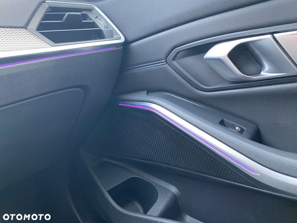 BMW Seria 3 318i M Sport - 31