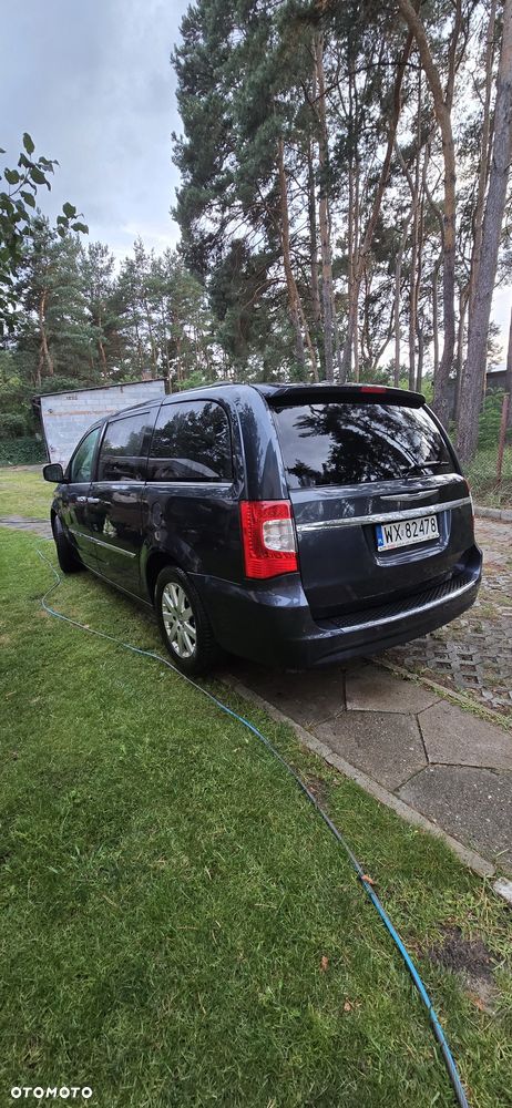 Chrysler Town & Country - 3
